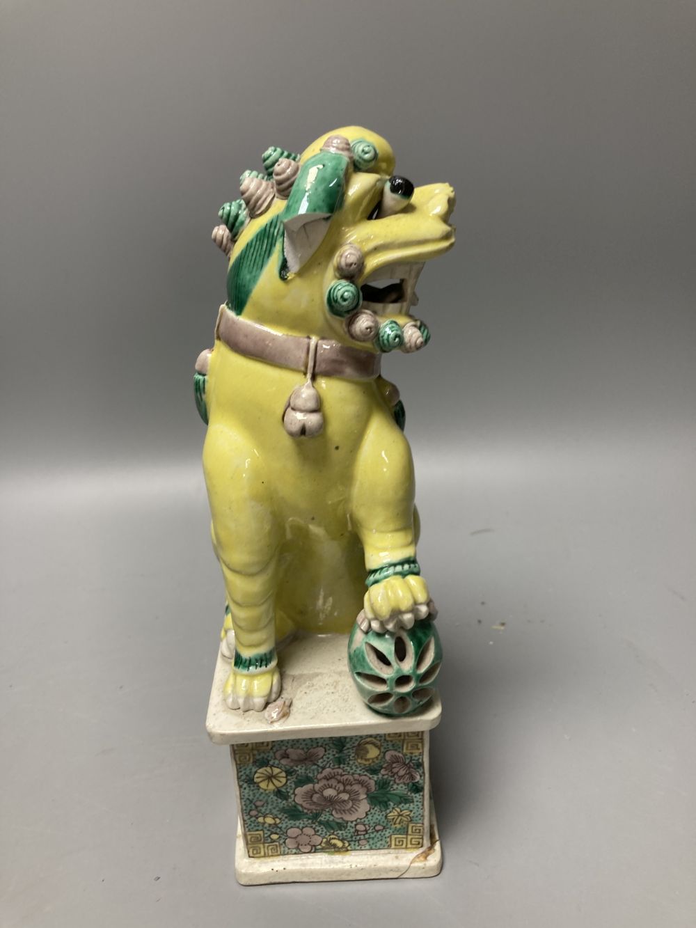A pair of Chinese famille verte figures of Buddhist lions, Qing dynasty, 24.5cm